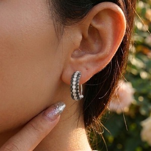 Boucles d'oreilles créoles modernes en or blanc 18 carats avec diamants noirs et blancs, pavé 3 rangs, fermoir à clip articulé, pour cadeau d'anniversaire de luxe - Product Image 3