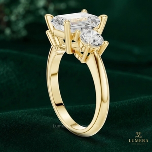 Bague de Mariage en Diamant Taille Émeraude de Haute Qualité, Trois Diamants Ronds Latéraux, Centre à Quatre Griffes, Bande Polie Arrondie - Product Image 5