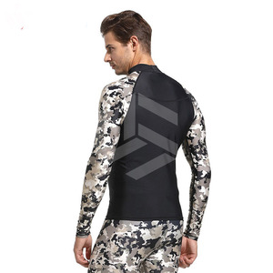 Camiseta de compresión de color liso con logo privado para hombre, ajustada, elástica, para entrenamiento, deportiva, fitness, camiseta de protección contra erupciones cutáneas para hombre - Product Image 4