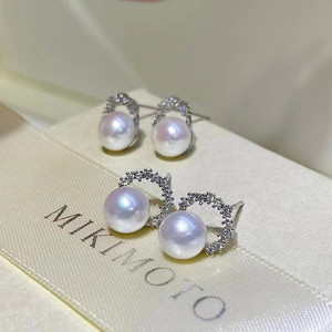 Pendientes de Perlas Naturales Elegantes y Refinados de 10-11 mm, Redondos e Impecables con Incrustaciones de Plata S925 Chapada en Oro - Product Image 2