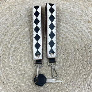 Llavero de Cuero Vacuno a Cuadros Personalizado de Fábrica, Llavero de Cuero Genuino Hecho a Mano, Llavero Unisex en Oferta - Product Image 4