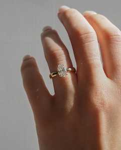 Bague solitaire de luxe en diamant ovale de 1,51 carat, cultivé en laboratoire, avec or massif 18 carats, unisexe, cadeau d'anniversaire idéal pour les amoureux - Product Image 4