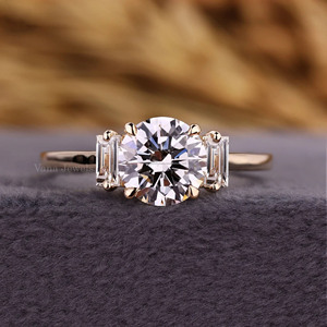 แหวนหมั้นหินสามก้อนสำหรับงานแต่งงานได้รับการรับรองจาก IGI ในห้องปฏิบัติการครบรอบชุบทอง14K - Product Image 1