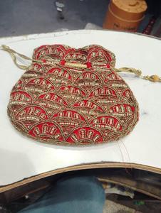 Bolso Potli Rojo de Seda con Cuentas, Bolso de Mano Bordado para Mujer, Forro 100% Algodón Puro, Cierre con Cordón, Bolso de Alta Calidad - Product Image 4