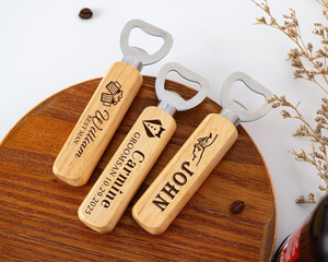Ouvre-bouteille en bois personnalisé pour mariage, cadeau pour invités et témoins, ouvre-bouteille à bière avec poignée en bois gravée sur mesure - Product Image 1