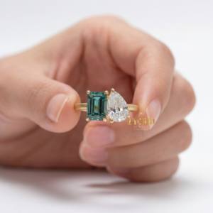 Bague de fiançailles moderne en or massif 14 carats avec diamant de laboratoire taille émeraude et poire de 3,12 carats, clarté VVS, design Toi et Moi, bijoux pour femme - Product Image 4