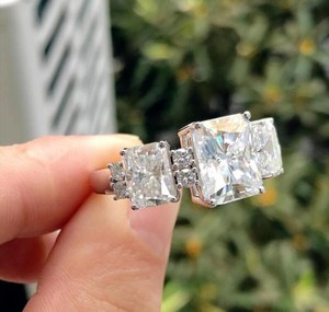 Bague unique en argent sterling 925 avec 3 pierres de moissanite taille radiant pavée 2+1 CT, cadeau de promesse pour anniversaire et fêtes - Product Image 6