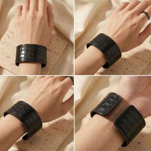 Brazalete de Cuero Ancho con Patrón de Cocodrilo Vintage, Joyería Ajustable - Product Image 5