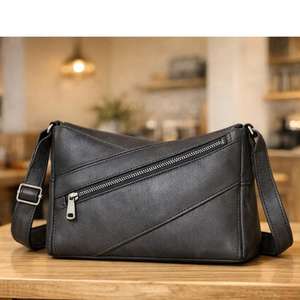 Esta es una bolsa de poliéster ligera en un vibrante color verde menta, ideal para uso diario o como bolsa de compras. - Product Image 2