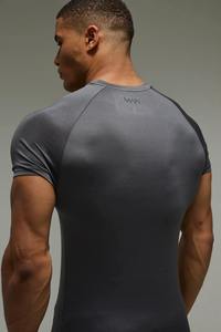 T-shirt de compression gris pour homme, manches courtes, vêtements de performance athlétique, haut d'entraînement extensible pour la remise en forme - Product Image 6