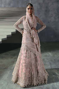 Robe de mariée pakistanaise moderne intemporelle, ornée de sequins et de cristaux, dos lacé, volants brodés, couleur contrastante, sophistiquée - Product Image 1