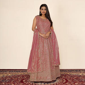 ชุดเลเฮนกาผ้าไหมเฟนดี้สุดหรูหรา ปักลายดิ้นทองและเลื่อมอย่างประณีต เหมาะสำหรับงานแต่งงาน งานพรอม งานเลี้ยงริมชายหาด หรืองานเฉลิมฉลองต่างๆ ความยาวระดับพื้น สำหรับผู้หญิง - Product Image 3