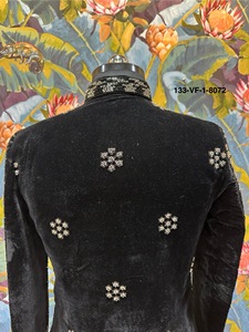 Traje de novio para hombre Midnight Sun Ray Velvet Indo Western Sherwani Jet Black con detalles en cuentas plateadas. - Product Image 4