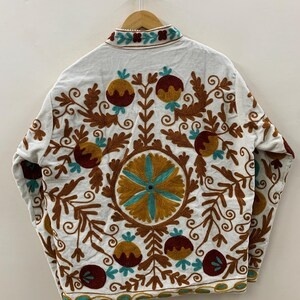 Top Product Wholesale Suzani Embroidered Velvet <b>Jacket</b> Women <b>Short</b> Winter Coat Button Bohemian Bomber <b>Jacket</b> Factory Price - Product Image 2