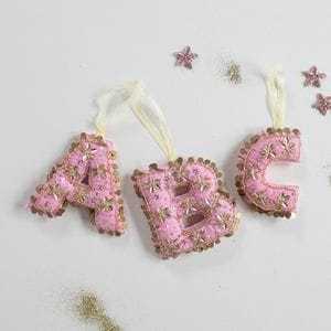 Ornement Perlé Personnalisé Fait Main avec Lettres de l'Alphabet, Décoration Suspendue Personnalisée, Cadeau de Noël - Product Image 1