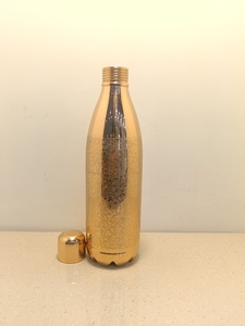 Botella de Agua de Cobre Puro con Acabado Dorado Premium |   Botella Ayurvédica con Diseño Floral Grabado a Mano, a Prueba de Fugas, para Bebidas de Bienestar de Lujo - Product Image 5