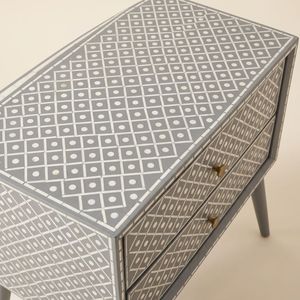 Mesita de Noche Artesanal con Incrustaciones de Hueso Gris, 2 Cajones, Patrón de Puntos de Diamante, Mueble de Lujo - Product Image 3