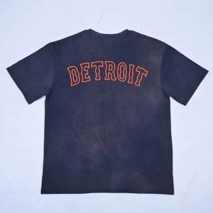 เสื้อยืดคอตตอนแขนสั้นผู้ชาย งานถักทอคุณภาพสูง ปักโลโก้แบบกำหนดเอง OEM ด้านหน้าและด้านหลังด้วยไหมเชนีล - Product Image 5