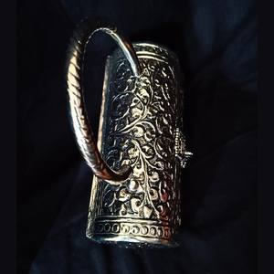 Bolso de Mano de Lujo Hecho a Mano en Metal Plateado con Grabado Antiguo, Marca God Grace Craft, Opciones Personalizables para Bodas y Fiestas - Product Image 2