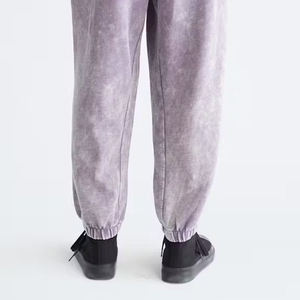 Pantalones deportivos con lavado ácido a la moda, con un patrón de teñido único, material transpirable y un ajuste elegante para looks urbanos diarios. - Product Image 4