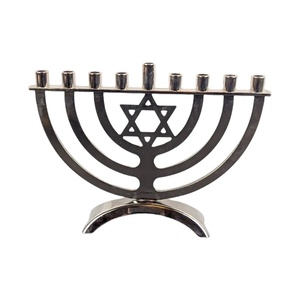 Menorá de Acero Inoxidable para Hanukkah con Estrella de David, Elegante Candelabro Judío con Diseño Único para Exhibición Festiva - Product Image 1