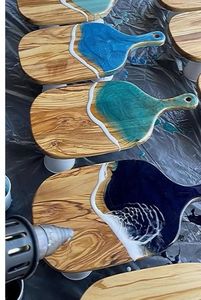 Tabla de servir de madera con resina epoxi de primera calidad con patrones naturales únicos – Decoración y accesorios multiusos para mesa de quesos y frutas - Product Image 2