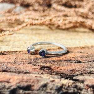 Bague ouverte en améthyste pour femme, minimaliste et délicate, en argent sterling, finition plaquée argent, design moderne avec pierre précieuse, pour mariage et fête - Product Image 4