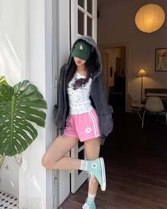 กางเกงขาสั้นกีฬาผู้หญิงแบบใหม่ขายส่ง สำหรับฤดูร้อน สวมใส่สบาย ทรงหลวม เอวยางยืดปานกลาง ผลิตจากโพลีเอสเตอร์/ผ้าฝ้าย เป็นมิตรกับสิ่งแวดล้อม เหมาะสำหรับออกกำลังกาย รุ่นมินิ ฮอต วีพี - Product Image 4