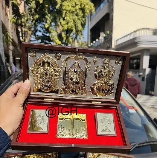 Candi dekorasi emas disepuh Tuhan idola BALAJI Padmavati & Lakshmi Ji bingkai foto dengan Charan Paduka untuk hadiah pernikahan hadiah kemakmuran