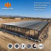 Entrepôt préfabriqué en structure acier robuste, atelier industriel avec conception personnalisée et installation rapide