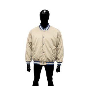 Veste universitaire beige en satin personnalisée avec col, poignets et ourlet côtelés rayés bleus et blancs, qualité supérieure, veste pour homme avec boutons pression - Product Image 1