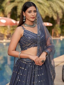 Robe de demoiselle d'honneur bleue à sequins, coupe trapèze, avec crop top et détails perlés, longueur ras du sol, sans manches, bretelles spaghetti, taille naturelle - Product Image 3
