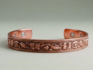 Bracelet manchette en cuivre gaufré, motif estampé, travail de relief détaillé, design gravé, surface gravée, bijoux en relief - Product Image 4