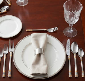Ensemble de couverts élégants en métal avec poignées dorées, finition miroir haute brillance, résistants à la rouille, pour les tables de réception formelles - Product Image 4