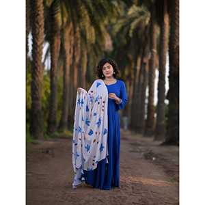 Conjunto de Traje de Crepé Azul Relajante y Transpirable, Talla XS, con Dupatta Pintada a Mano - Product Image 2