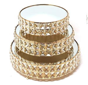 Support de présentation moderne en or avec plateau blanc épuré et bordure incrustée de strass étincelants, disponible à prix de gros. - Product Image 5