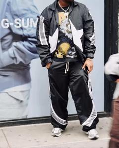 Ensemble de survêtement personnalisé en nylon léger, imperméable, avec veste coupe-vent zippée et pantalon de survêtement, 100% nylon - Product Image 1