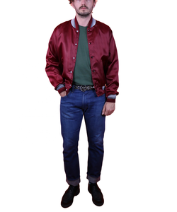 แจ็คเก็ตเบสบอลผ้าซาตินไหมพิมพ์ลายโลโก้แบบกำหนดเอง แจ็คเก็ตเบสบอลผ้าซาตินปักโลโก้หรูหราเงางาม แจ็คเก็ตเบสบอลผู้ชายไซส์ใหญ่ - Product Image 4