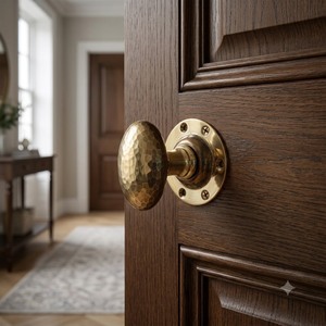 Poignée de porte ovale martelée en laiton massif, artisanale et moderne - Quincaillerie de mobilier d'extérieur Dhanvi - Product Image 2