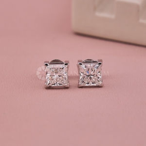 Boucles d'oreilles élégantes en or blanc avec diamants de laboratoire taille princesse pour mariage et fiançailles pour femmes - Product Image 1