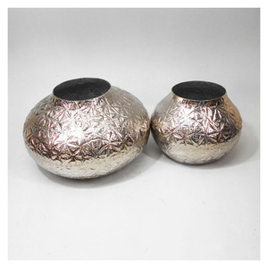 Vase décoratif en aluminium Art déco moderne, porte-fleurs pour la décoration intérieure et la décoration de Diwali - Product Image 2