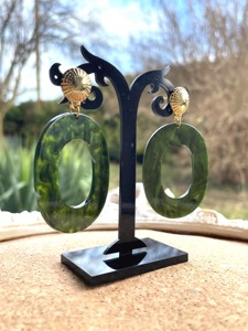 Boucles d'oreilles créoles en résine verte avec clous dorés, bijou tendance - Product Image 4