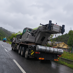 Grue sur camion ZOOMLION ZTC1300A863-1 de 130 tonnes utilisée pour la construction d'usines sidérurgiques et la pose de machines lourdes - Product Image 2