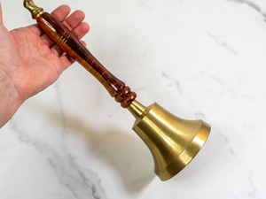 Campana de Mano de Metal Nueva con Sonido Nítido, Campana de Mano de Latón Dorado con Mango de Madera para Templo, Pooja, Adoración, Meditación, Yoga, Sanación - Product Image 6