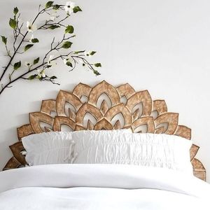 Base de Cama de Madera Maciza Hecha a Mano de Lujo con Tallado Ornamental de Pétalos de Loto y Mandala, Acabado en Nogal Natural - Product Image 4