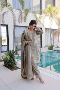 Traje tradicional indio de seda Ho con bordado multicolor y de hilo, conjunto Salwar Kameez con dupatta de trabajo elaborado. - Product Image 2