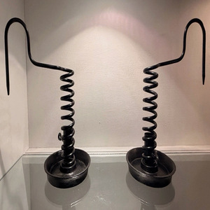 Par de candelabros de hierro negro forjado a mano estilo rústico, con diseño retorcido - Product Image 1