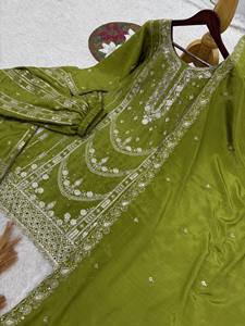 Traje Sharara de 3 Piezas de Seda Chanderi Bordado de Diseño Pakistaní en Verde Oliva al por Mayor - Product Image 2