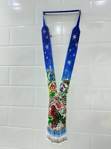 Collar con Cuentas con Escena de Pueblo Invernal con Copos de Nieve, Casas Coloridas y un Pájaro Gorrioncuello Rojo en Ramas Nevadas - Product Image 6