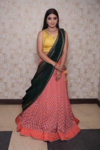 Lehenga Choli Tradicional Indio para Mujer, Blusa Amarilla, Traje de Boda, Largo hasta el Suelo, Corte Regular, Dupatta con Drapeado - Product Image 2
